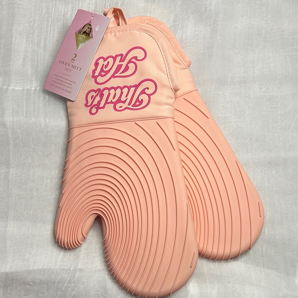 NWT! Paris Hilton “That’s Hot” Oven Mitt Set